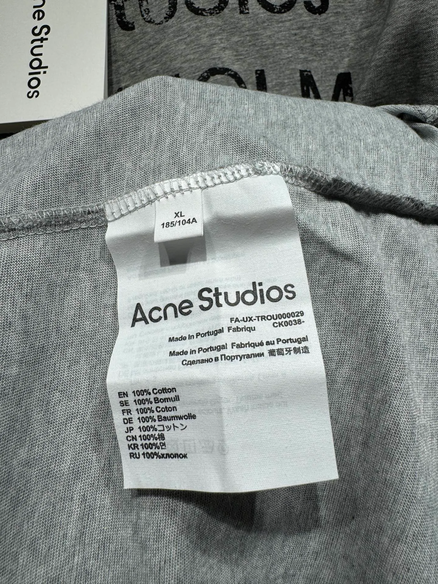 The highest version of Acne Studios long-sleeved Series distressed, dirty and mud-dyed long-sleeved T-shirts. The long-sleeved T-shirts with stir-fried colors and distressed edges are not picky. The snowflake cotton fabric feels soft and smooth and is not easy to wash. The fabric has been processed so it is sturdier than the quality ones in the counter. It can be used as sun protection clothing in summer. The same fabric as the original one is relatively thin. The feel and count are in place. The fried yellowing effect is cool. The printing effect is also in place. Details are online for comparison. 1 color four sizes #long sleeve t-shirt # #acne Color: White, Black, Light Blue, Light Pink, Purple, Gray, Navy Blue Size: S M LXL